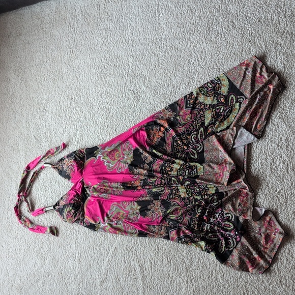 Pretty summer halter dress - Picture 2 of 3